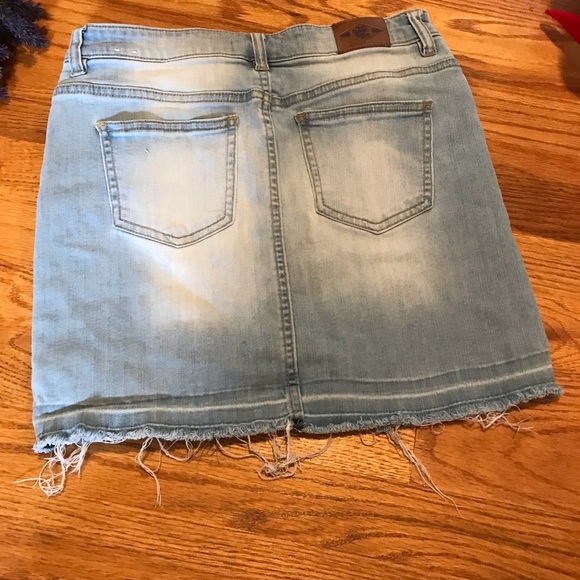 Wild Blue Sadie Frayed Distressed Denim Mini Skirt - Picture 11 of 14